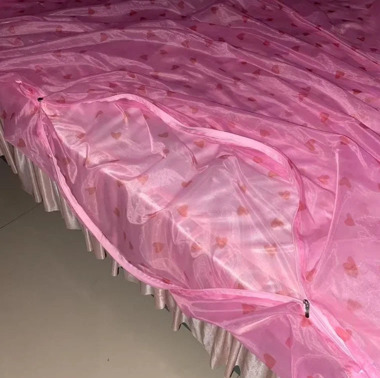 couverture lit floral rose violet marron semi transparent satinée décoration romantique oreillers assortis aspect