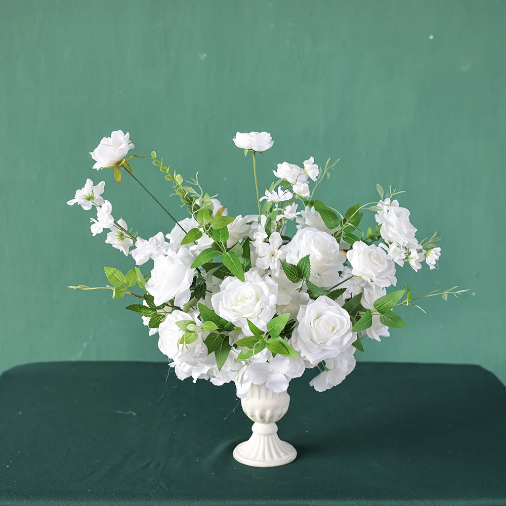 décoration mariage arrangement fleurs artificielles roses blanches feuilles vertes intérieur DIY
