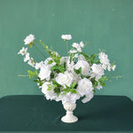 décoration mariage arrangement fleurs artificielles roses blanches feuilles vertes intérieur DIY
