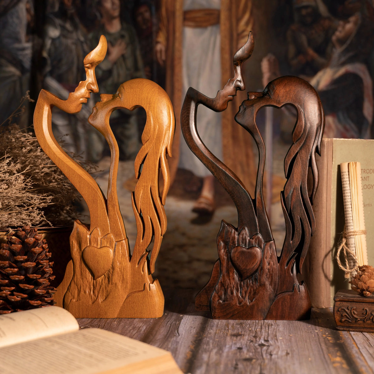 statuette bois clair foncé sculptée couple stylisé amour art moderne abstrait cœur