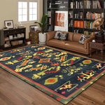 Un tapis coloré et graphique aux motifs abstraits et géométriques, qui crée un contraste saisissant avec les meubles en bois et le canapé en cuir de ce salon chaleureux et cosy.