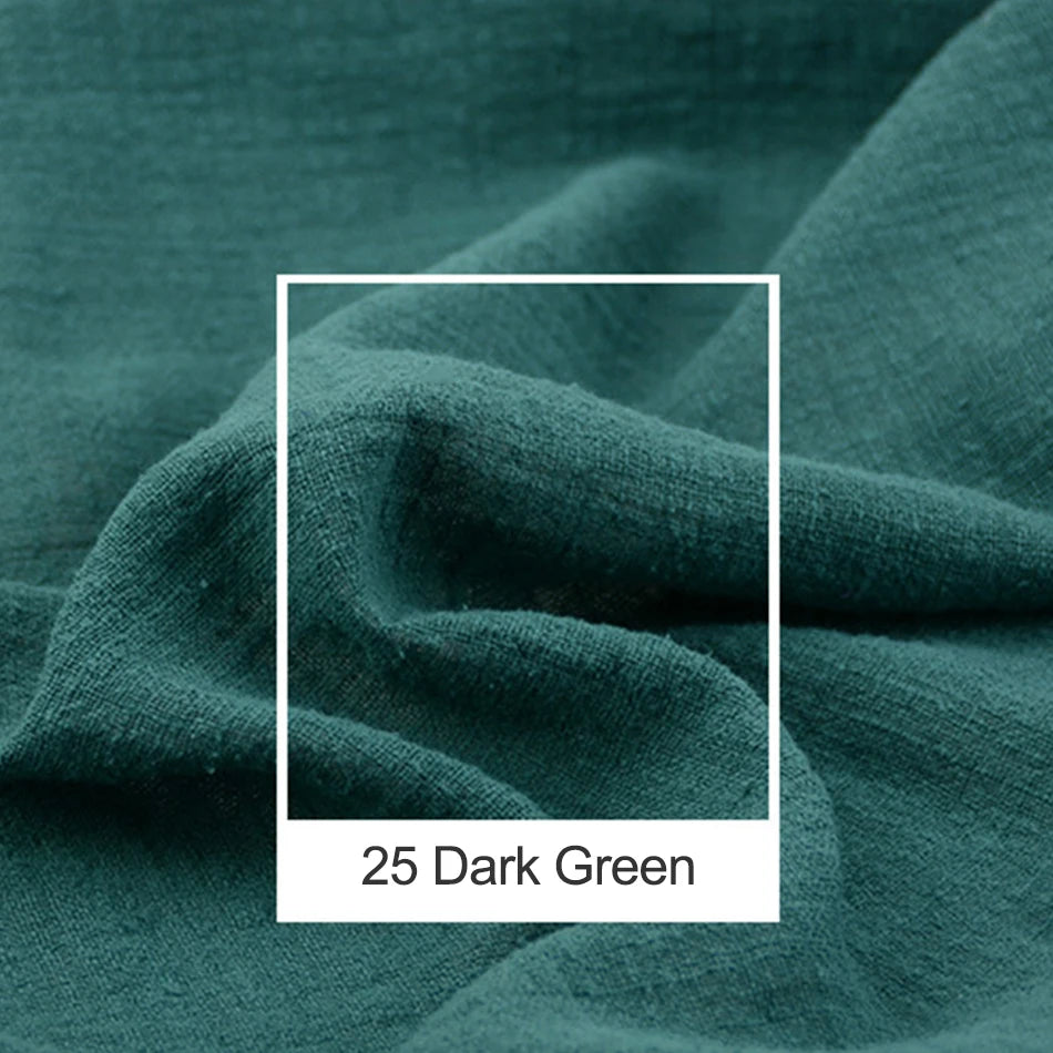 Gros plan sur un tissu en velours côtelé de couleur vert foncé.