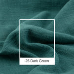 Gros plan sur un tissu en velours côtelé de couleur vert foncé.