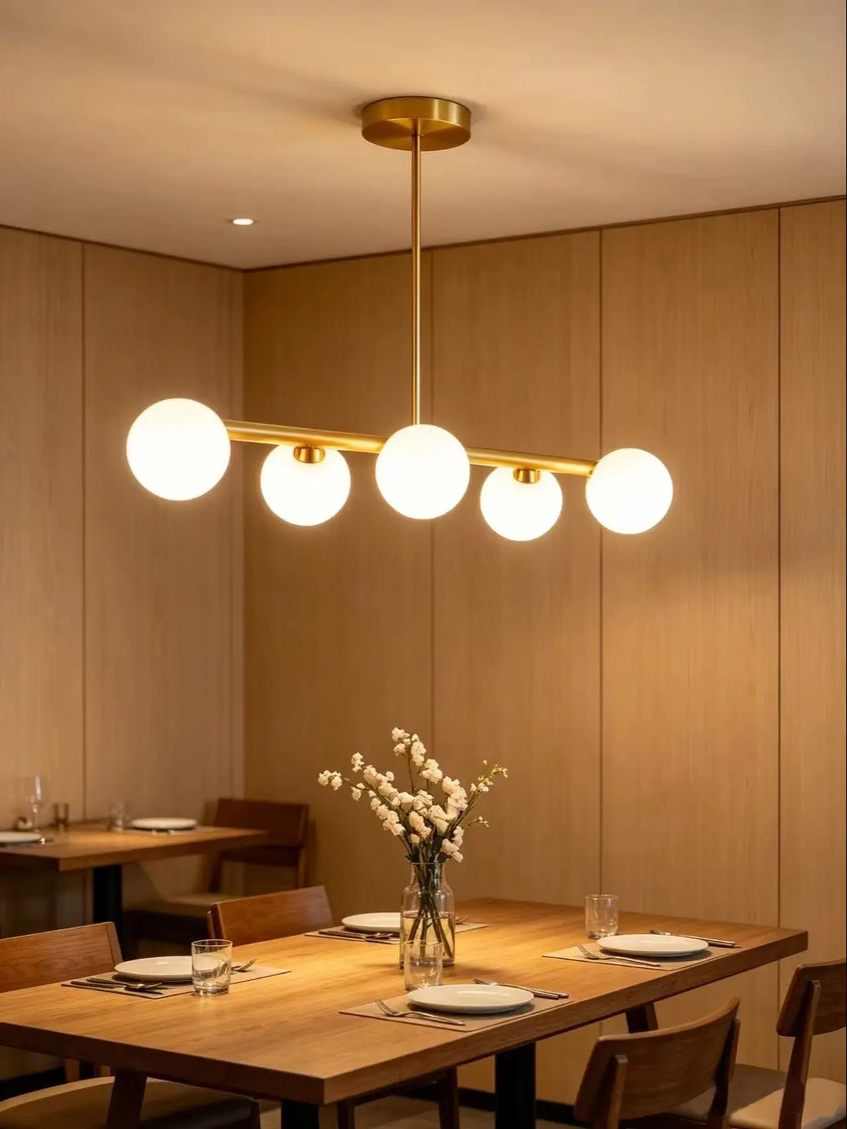 Suspension lumineuse moderne or blanc sphères blanches structure dorée salon chambre