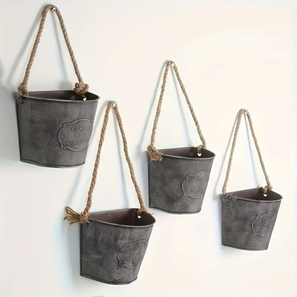 pots fleurs suspendus gris métallisé texte relief rustique vintage cordes tressées plantes fleuries outils