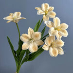 décoration intérieure bouquet fleurs artificielles tulipes violet orange jaune blanc marron réaliste