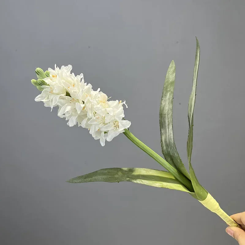 décoration intérieure bouquet hyacinthe soie violet blanc moderne minimaliste fete mariage anniversaire