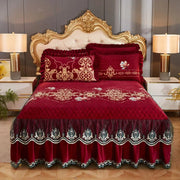 couvre lit matelassé brodé floral taies oreiller bordure froncée lit rouge bordeaux motifs crème