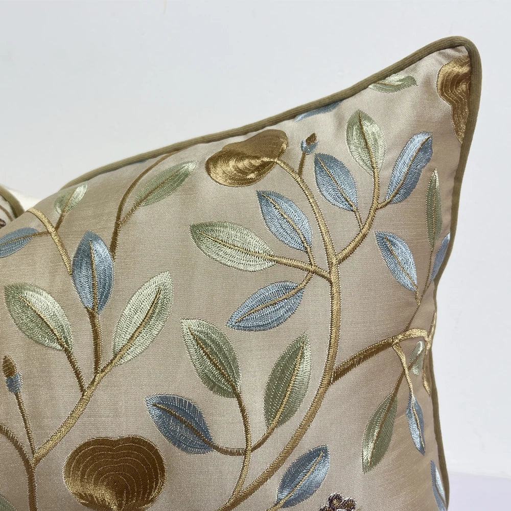 coussin décoratif rectangulaire brodé motif floral feuilles couleur beige clair maison siège voiture