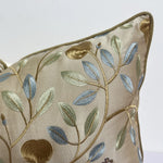 coussin décoratif rectangulaire brodé motif floral feuilles couleur beige clair maison siège voiture