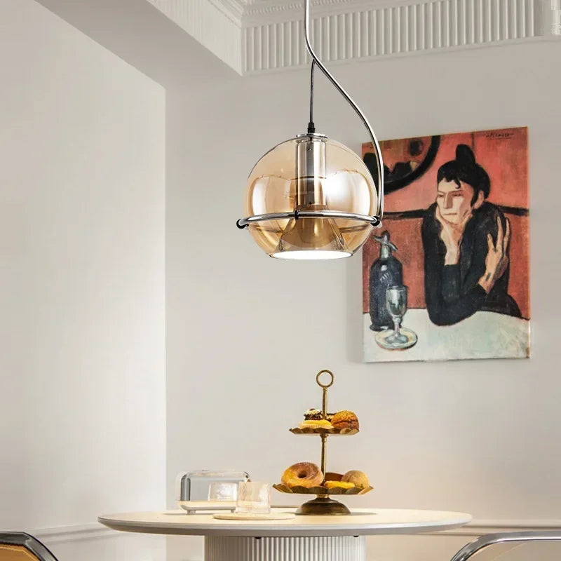 Lampe de chevet industrielle dans une chambre à coucher décorée