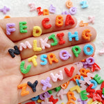 lettres alphabet miniatures texturées opalescentes multicolores nail art décoration scrapbook artisanat bricolage figurines