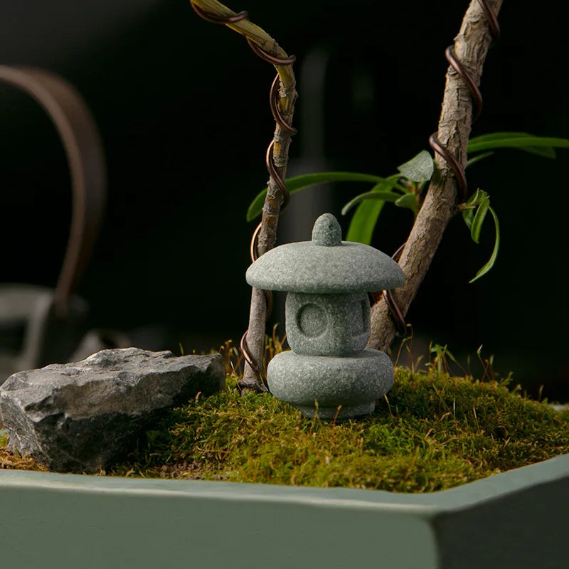 décoration table zen pierre miniature lanterne japonaise arbre branches mousse rocher gris vert traditionnelle