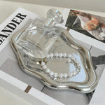 plateau moderne élégant argenté blanc bijoux parfum céramique métal lisse chambre décoration