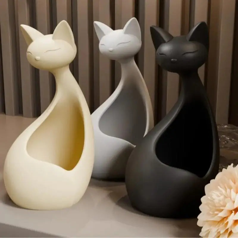 Sculpture chat contemporaine minimaliste beige gris noir matériau plastique