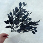 bouquet artificiel noir feuilles roses stylisées décoration maison événement table minimaliste