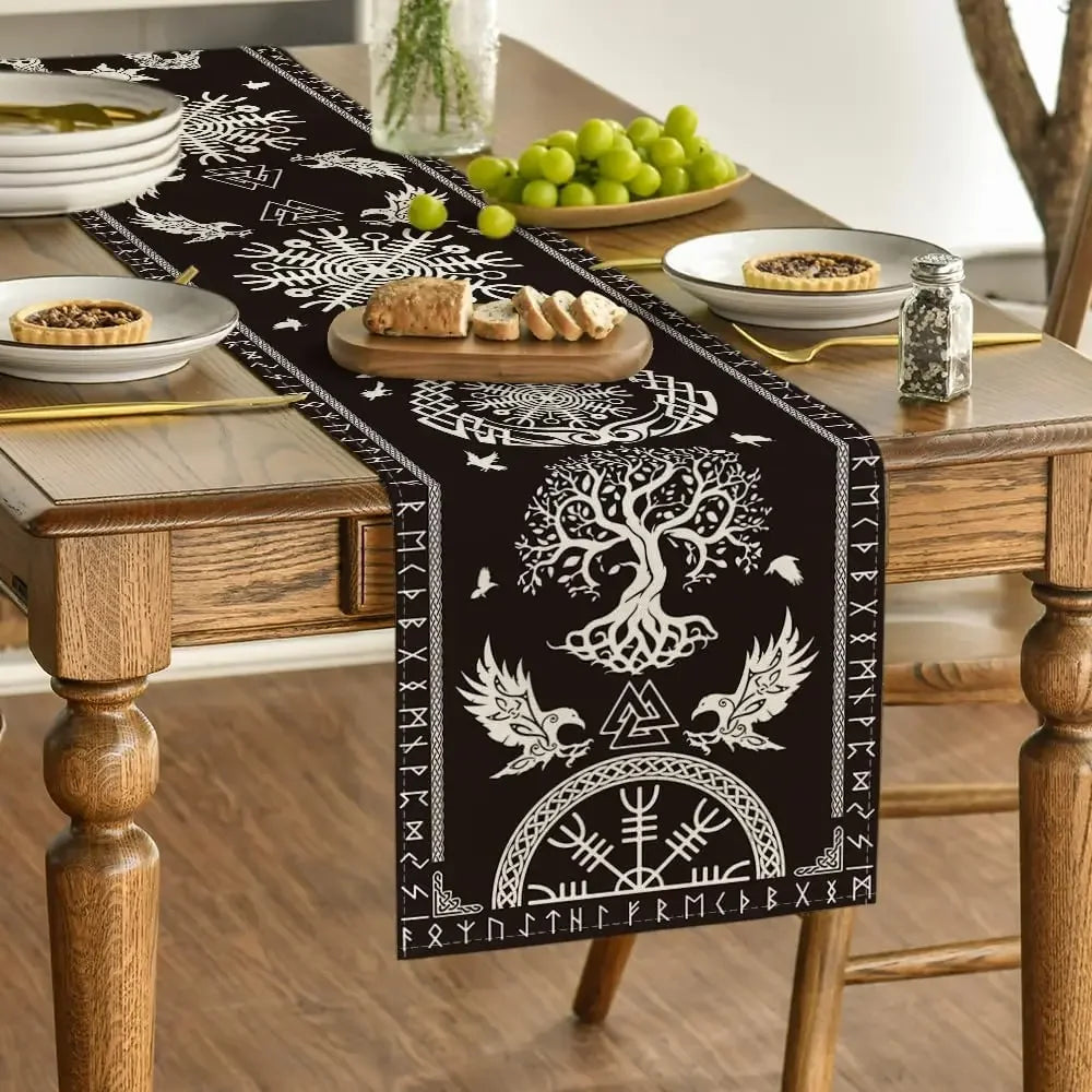 Un magnifique chemin de table aux motifs nordiques élégants sur un fond noir, orné de délicieuses grappes de raisin vert.