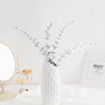 vase blanc moderne fleurs artificielles feuilles vertes décoration table intérieure