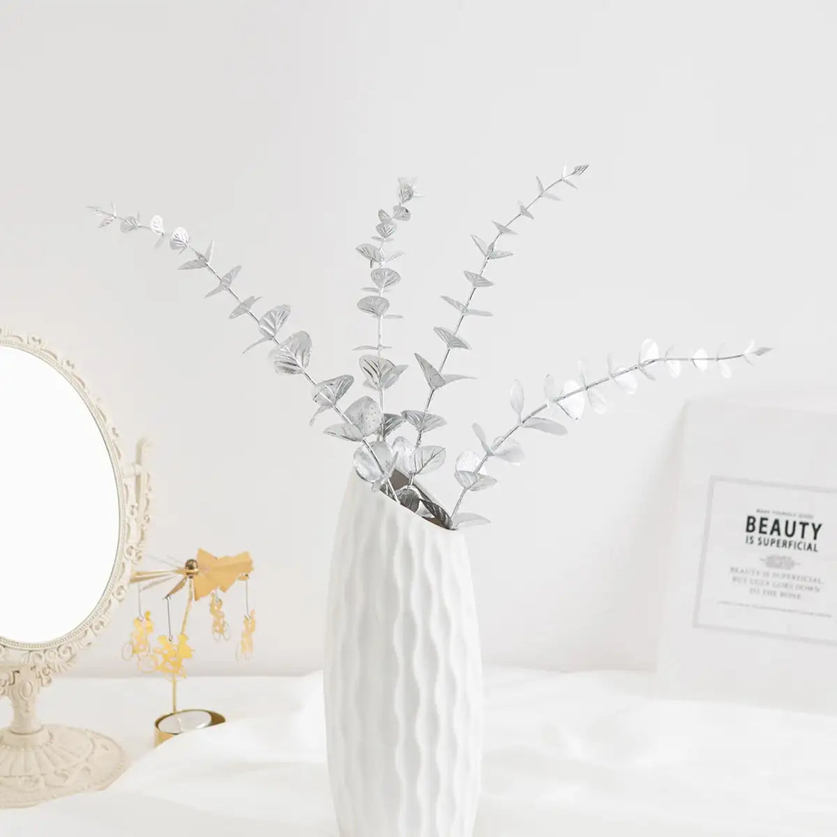 vase blanc moderne fleurs artificielles feuilles vertes décoration table intérieure