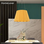 Suspension lumineuse moderne plissée jaune fixée chaînes salon chambre