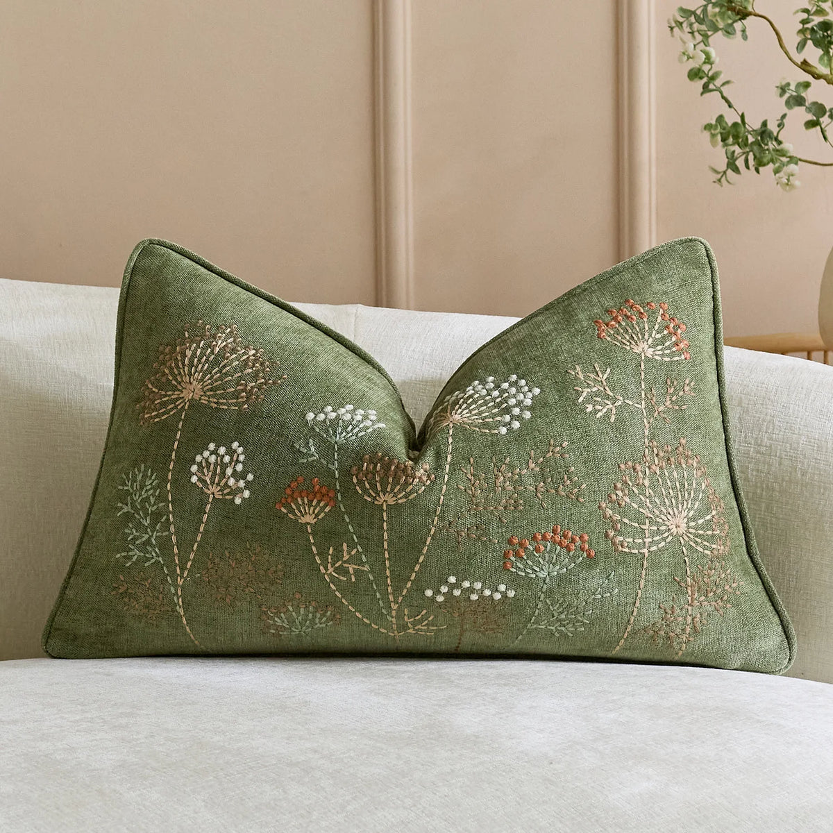 housse coussin carré brodé tissu chenille motif floral vert rouge décor maison lit sofa