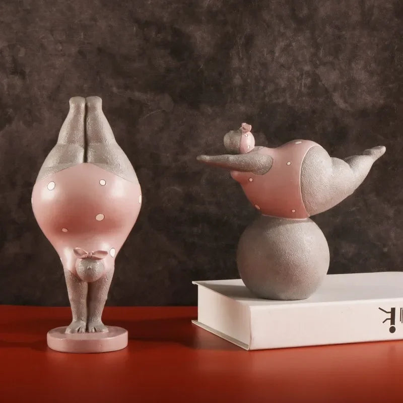 statues yoga contemporaines humoristiques résine rose beige points blancs texture mat opaques