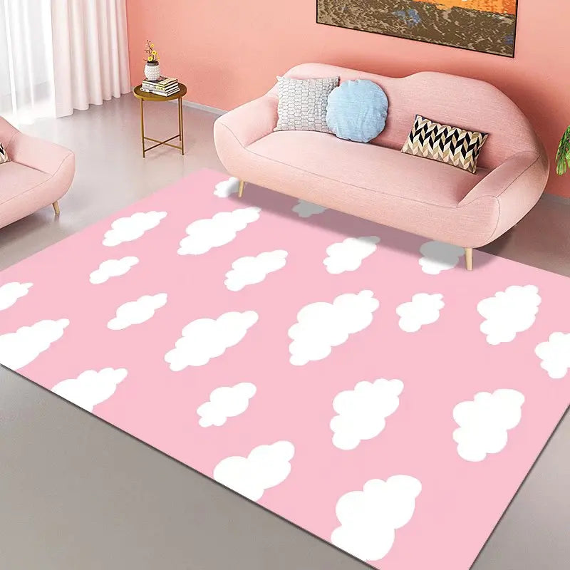 Un tapis rose décoré de nuages blancs stylisés, complétant harmonieusement le canapé rose pâle et les accessoires de la pièce.