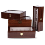 boîtes montres marron foncé compartiments bois luisants poignées dorées classiques organisateur montres luxueuses