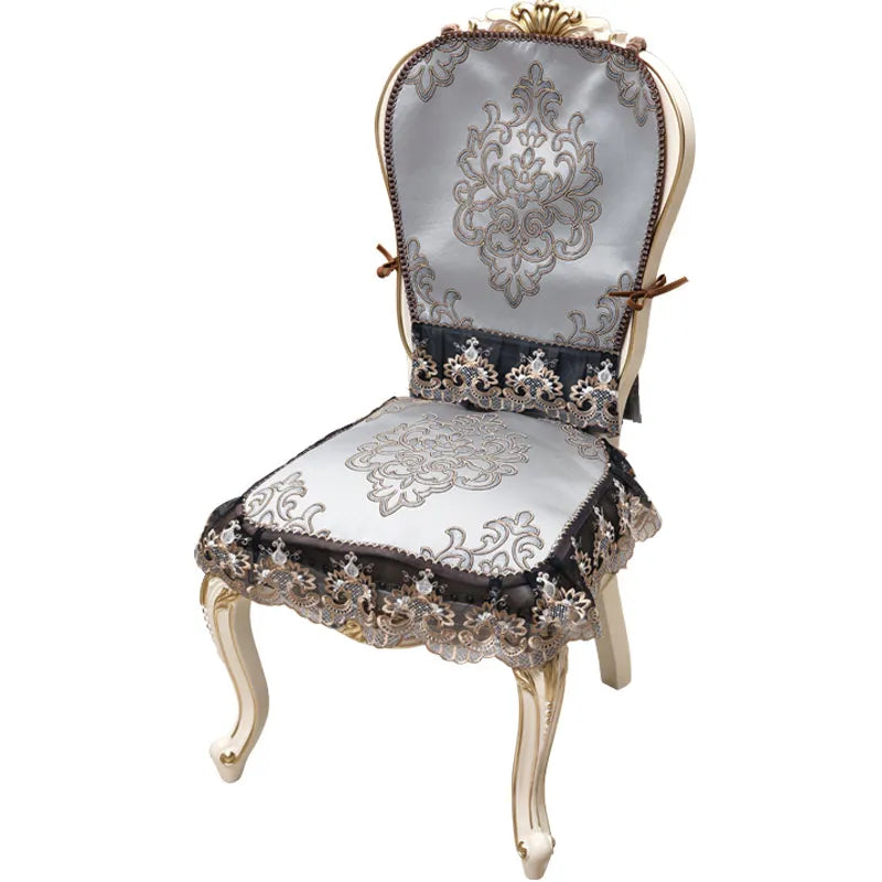 Chaise au design élégant avec un motif de broderie damassé gris et noir orné de détails dorés, offrant un style raffiné et unique.