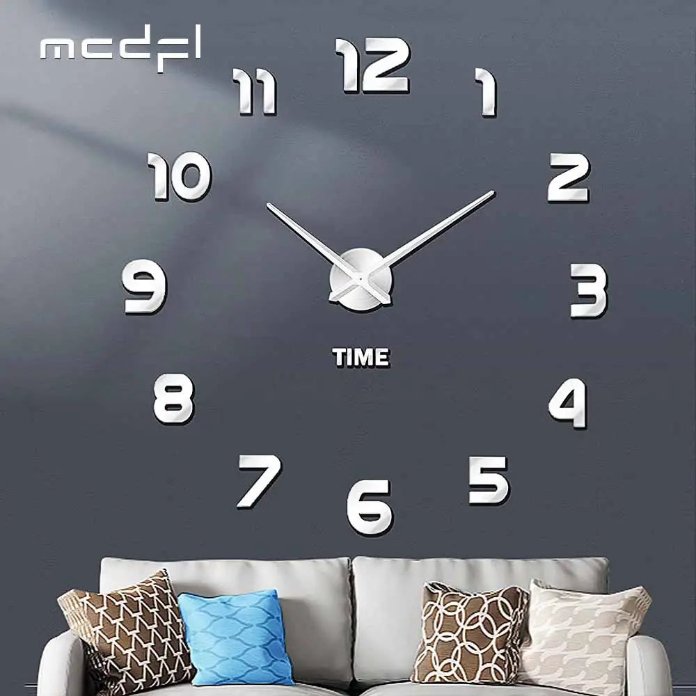 Horloge murale 3D auto-adhésive noire géométrique sur mur blanc