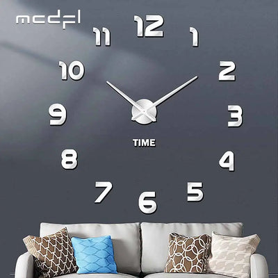 Horloge murale 3D auto-adhésive noire géométrique sur mur blanc