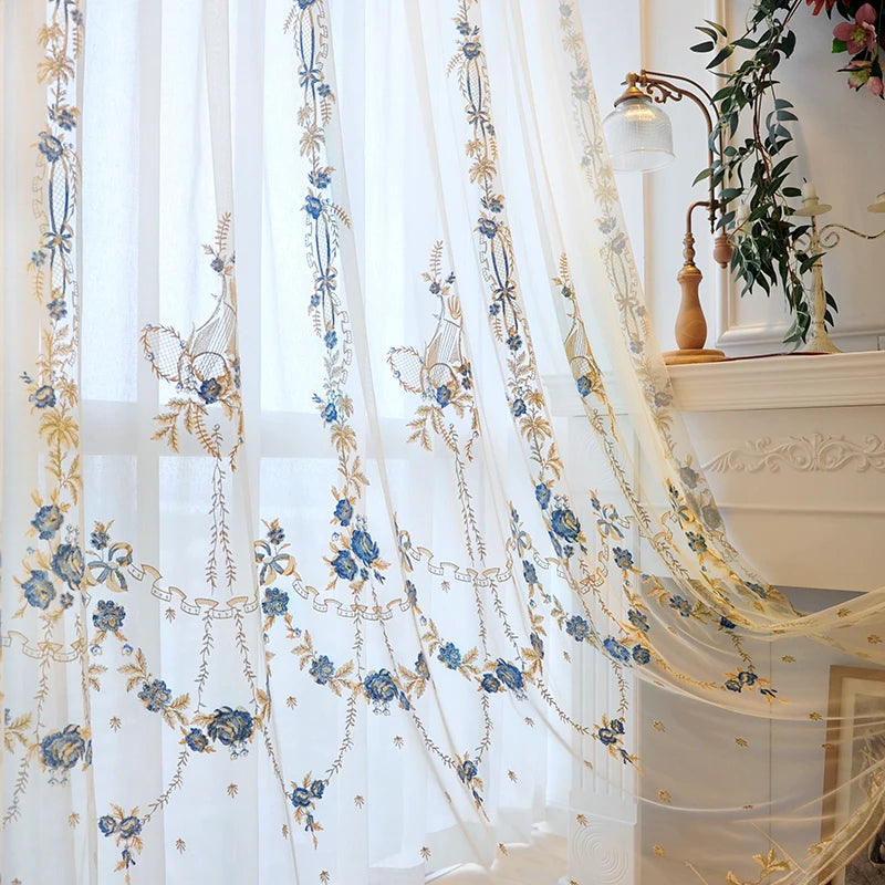 rideau transparent blanc bleu doré brodé motif floral élégant salon chambre classique luxe