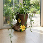 vase forme botte marron imitation cuir rustique arrangement fleuri décoration jardinextérieur