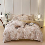 Chambre à coucher avec un lit habillé d'une belle parure de lit florale en tons beiges et crème, accompagnée de tables de chevet et d'accessoires de décoration harmonieux.