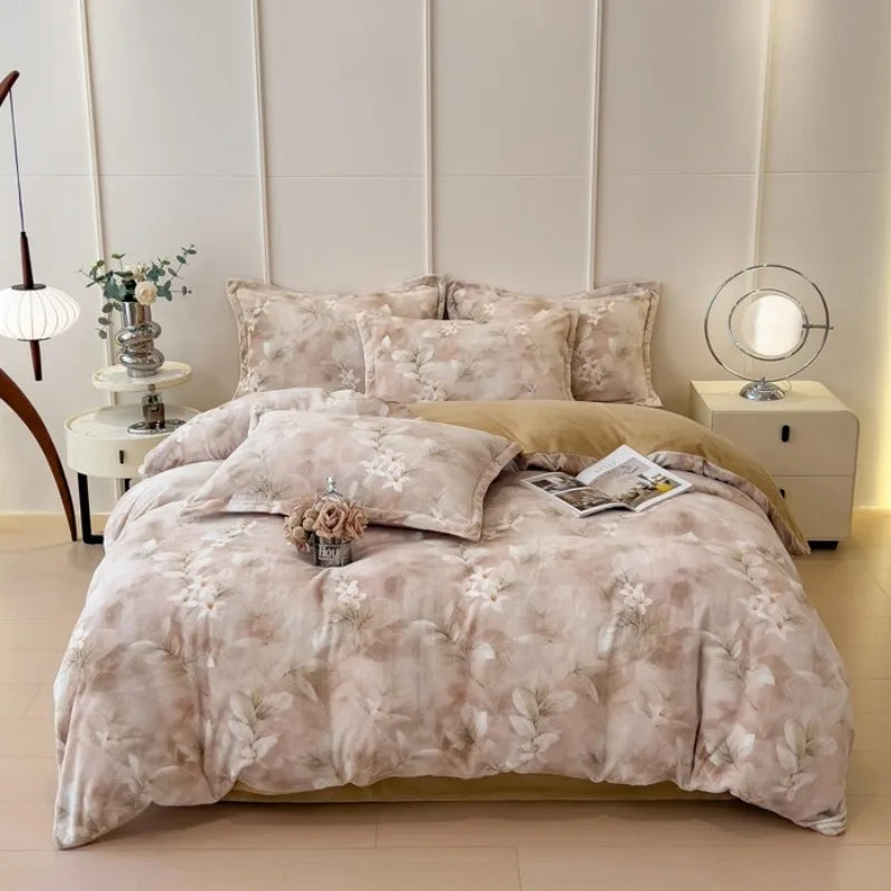 Chambre à coucher avec un lit habillé d'une belle parure de lit florale en tons beiges et crème, accompagnée de tables de chevet et d'accessoires de décoration harmonieux.