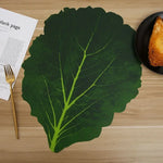 Set de table en feuilles de chou artificielles vert sur une table à manger