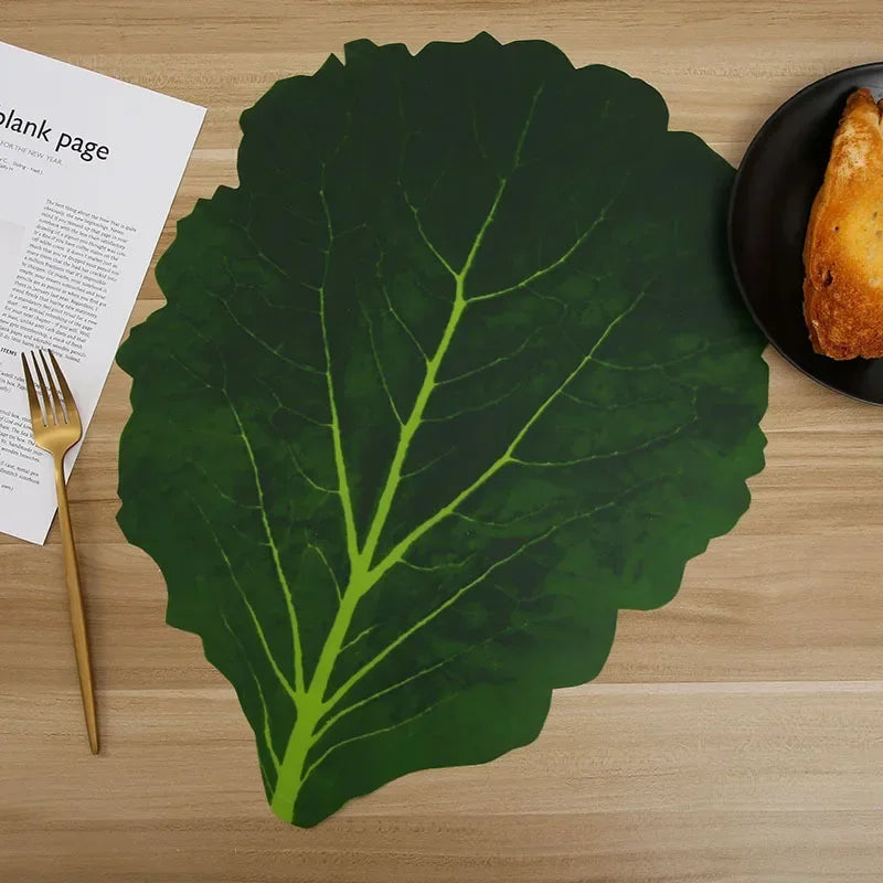 Set de table en feuilles de chou artificielles vert sur une table à manger