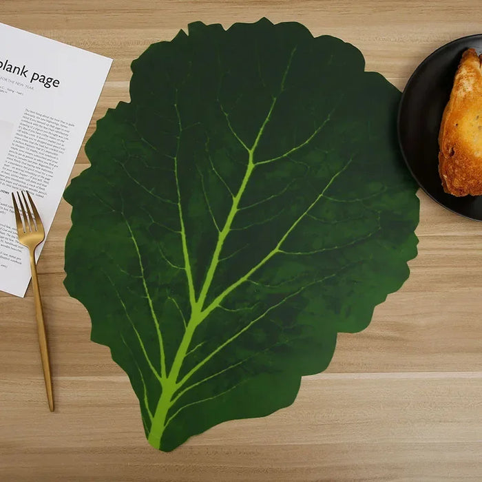 Set de table en feuilles de chou artificielles vert sur une table à manger
