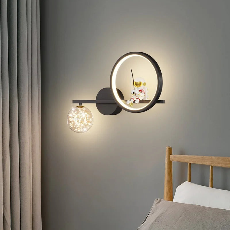 lampe murale moderne or noir blanc support sphère lumineuse figurine étude chambre entrée