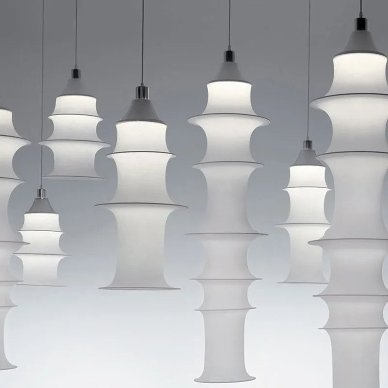 suspension lumineuse moderne blanc rayures horizontales opacité câble suspendu salon chambre d'hôtel