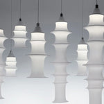 suspension lumineuse moderne blanc rayures horizontales opacité câble suspendu salon chambre d'hôtel
