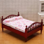 meubles miniature maison poupée lit table chevet bois classique blanc marron tissu floral tiroirs