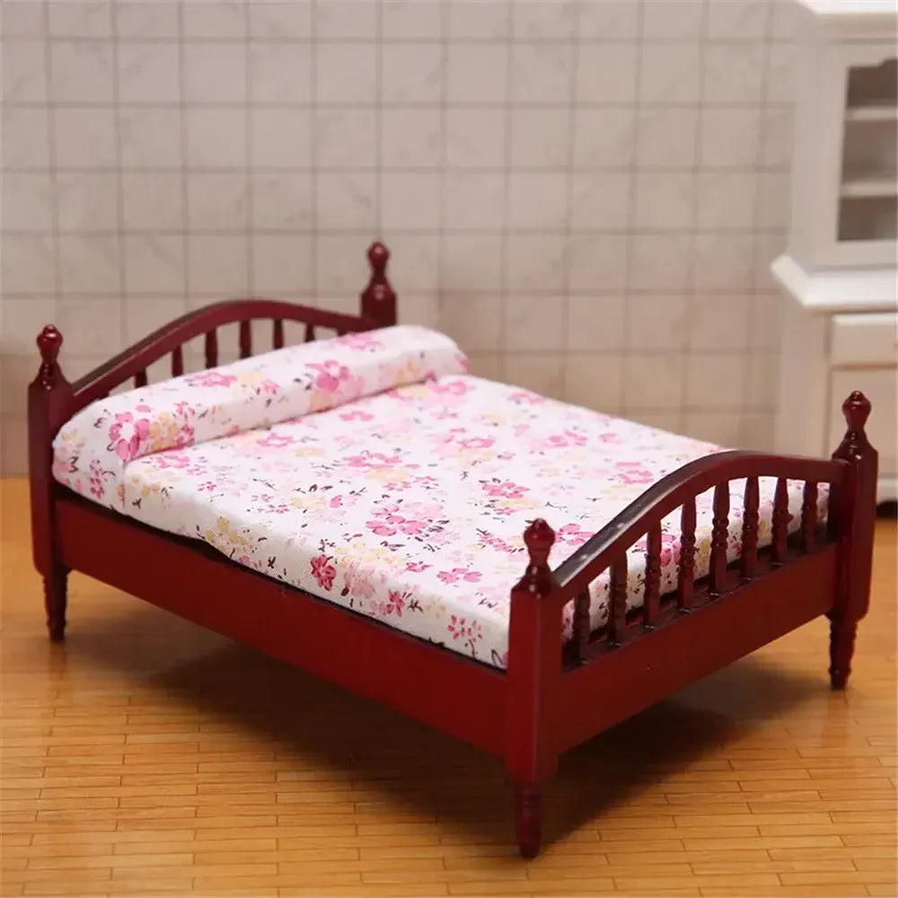 meubles miniature maison poupée lit table chevet bois classique blanc marron tissu floral tiroirs