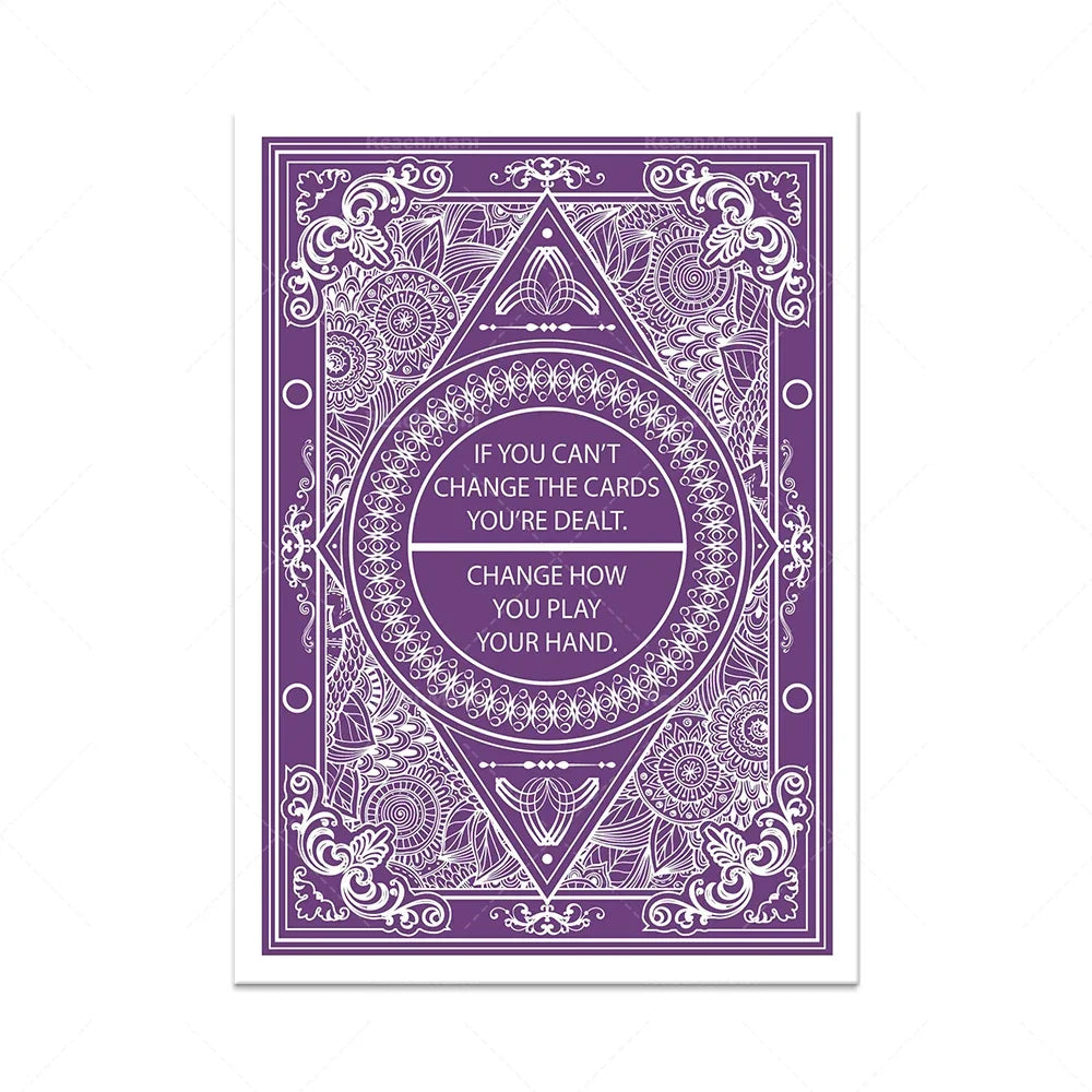 Carte violette décorée de motifs floraux et géométriques avec un message sur le changement de la façon de jouer ses cartes.
