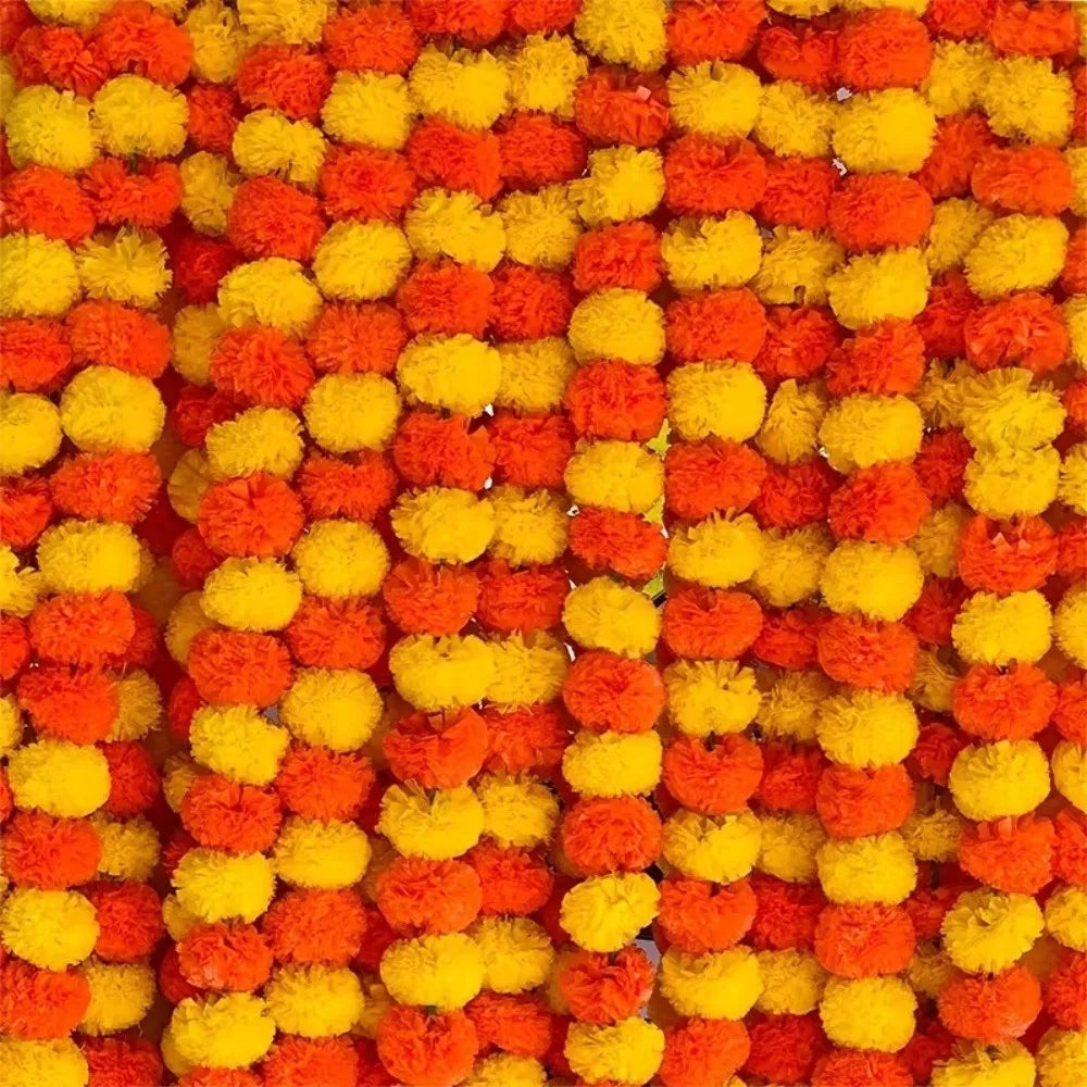 guirlande festivités pompons orange rouges décoration événements réutilisable anneaux verts boules dorées festive