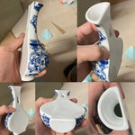 Vase décoratif de style chinois blanc et bleu, avec un motif de fleurs et de feuilles gracieux, sur un fond clair.