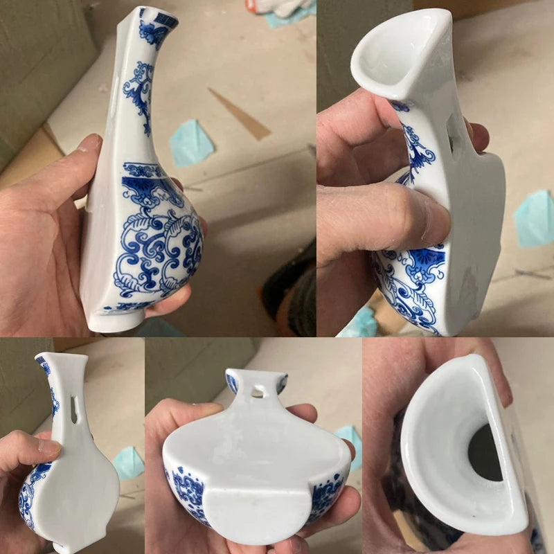 Vase décoratif de style chinois blanc et bleu, avec un motif de fleurs et de feuilles gracieux, sur un fond clair.