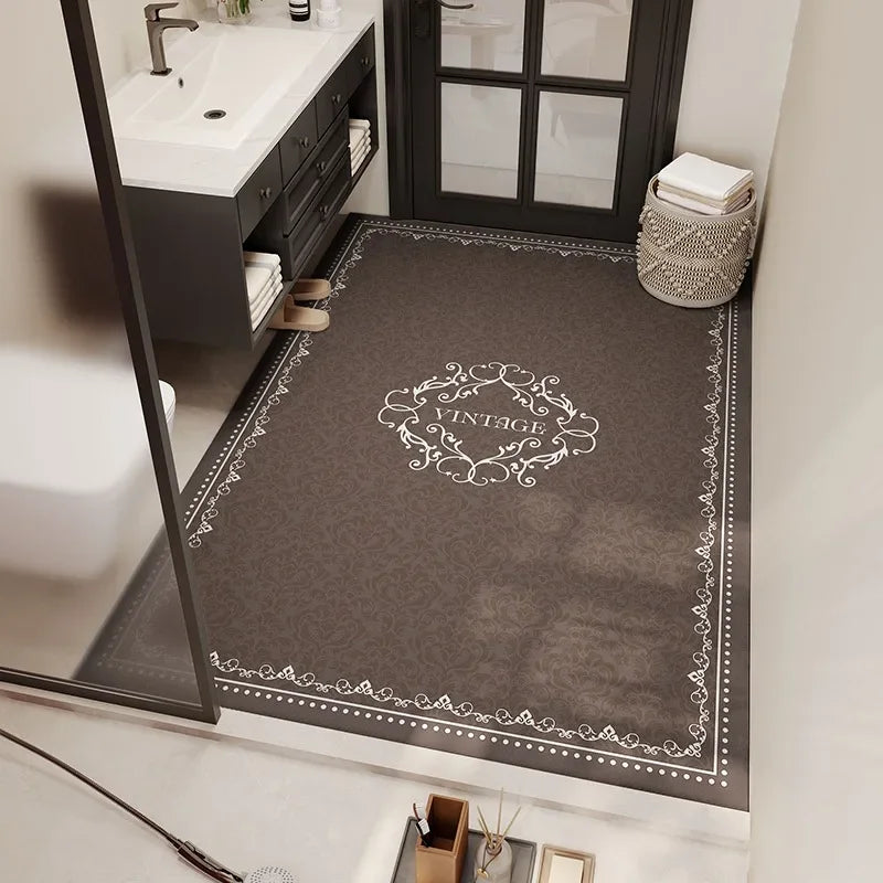 Tapis de sol décoratif de style vintage avec un motif floral ornemental sur un fond sombre dans une salle de bain moderne.