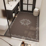 Tapis de sol décoratif de style vintage avec un motif floral ornemental sur un fond sombre dans une salle de bain moderne.