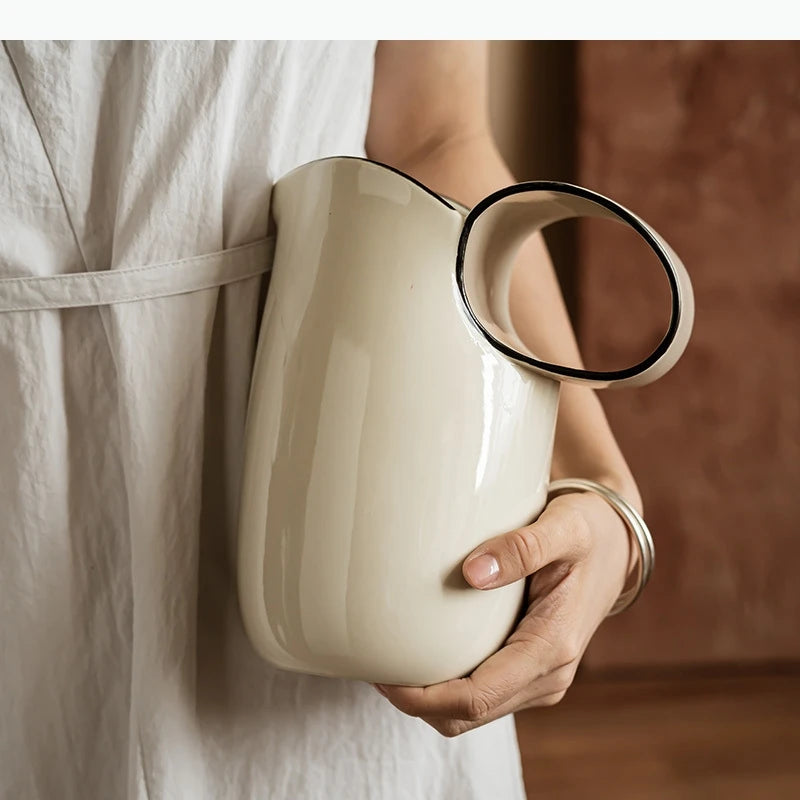 vase moderne céramique beige anse minimaliste élégant décoration intérieure contemporain transporte facilement